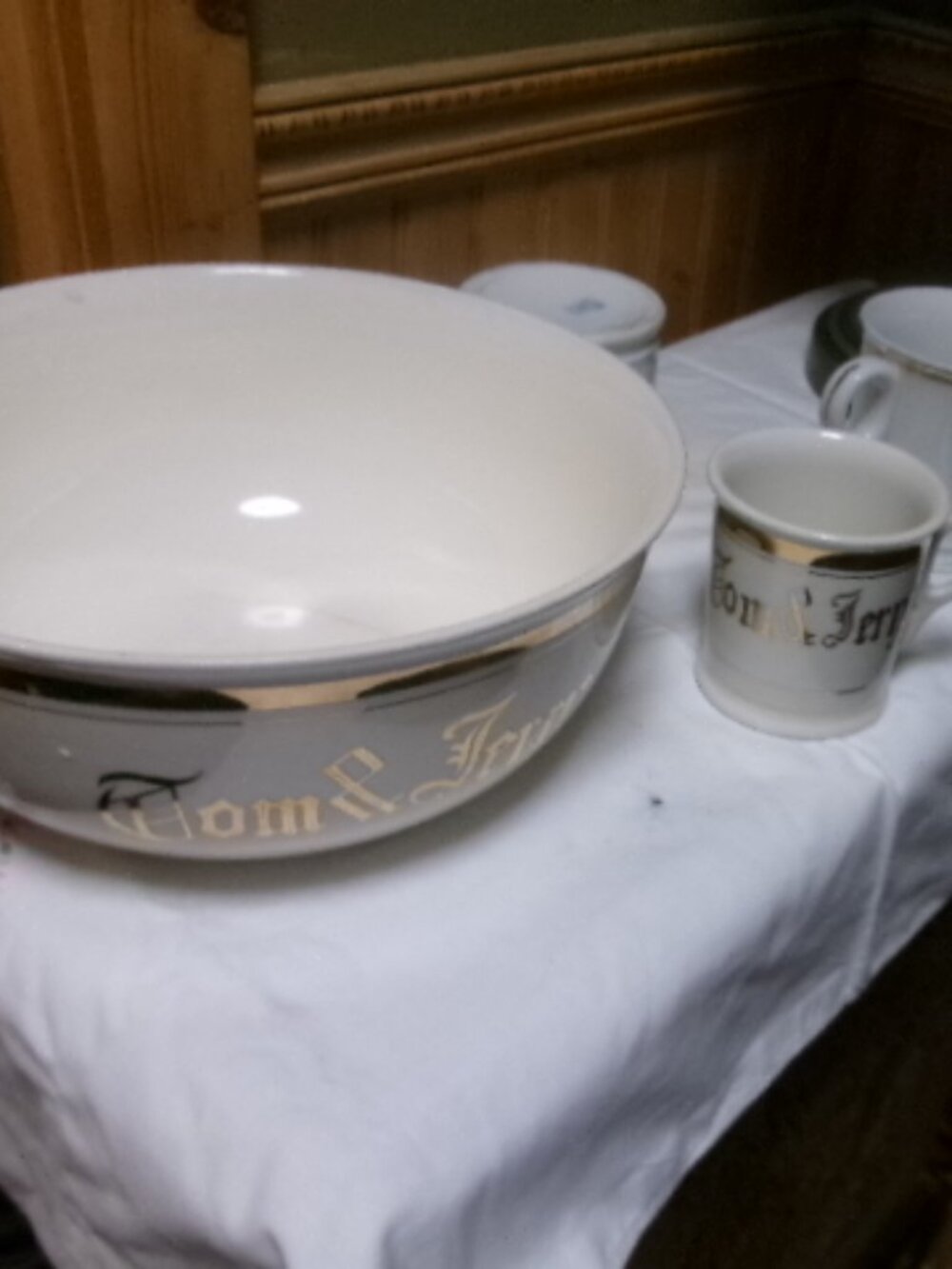 Vtg Tom And Jerry punch bowl and 3 cups Ivory gold rim marked Japan